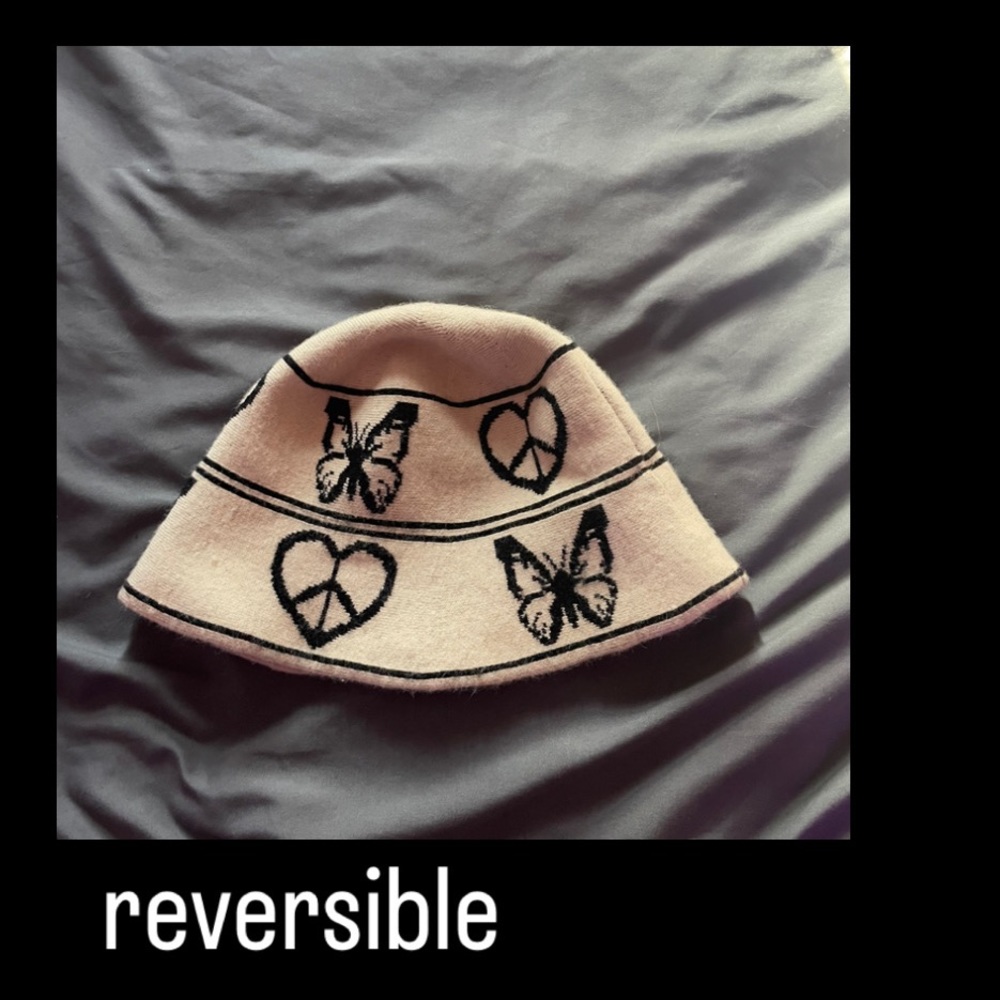 Tillys Reversible Peace Sign/Heart Hat
